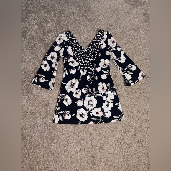 White House Black Market Tops - White House Black Market Top
Womens Black Double V Neck Floral
Blouse Size XXS